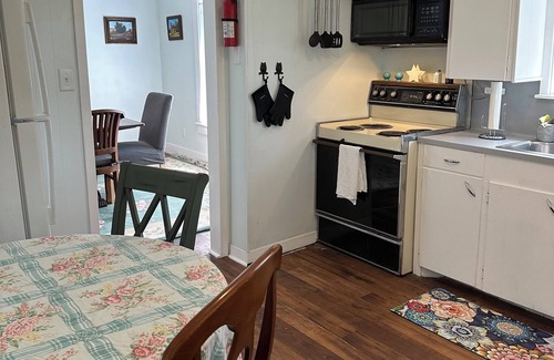 La Grange Cottage | The Green House in La Grange - New Listing!