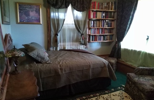 Cohoe Bed & Breakfast | The Green Room @ Hungry Moose B & B