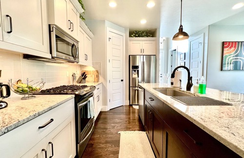 Harris Ranch House | The Greenbelt Getaway- Views, Pets, Bikes, Games, Fun!