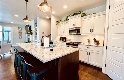 Harris Ranch House | The Greenbelt Getaway- Views, Pets, Bikes, Games, Fun!