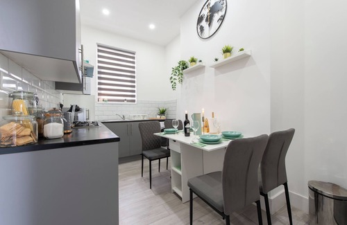 Stratford Apartment | The Grey Grove Pied-à-Terre at Stratford's Maryland Station