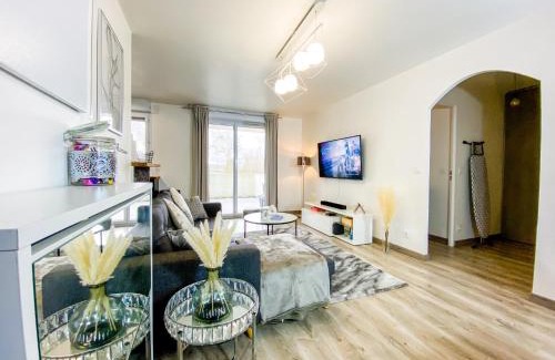 Bussy-Saint-Georges Apartment | The Grey House - Parking - Piscine - RER à 6 min