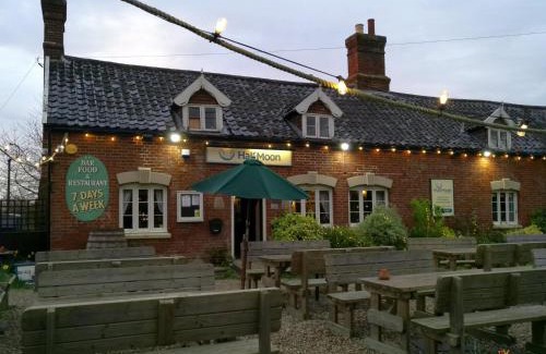 Diss Bed & Breakfast | The Half Moon Inn Rushall IP21 4QD