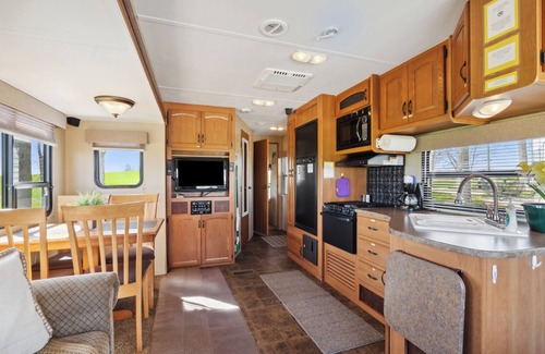 Langworthy RV Rental | The Happy Hornet Camper Rental on Campsite