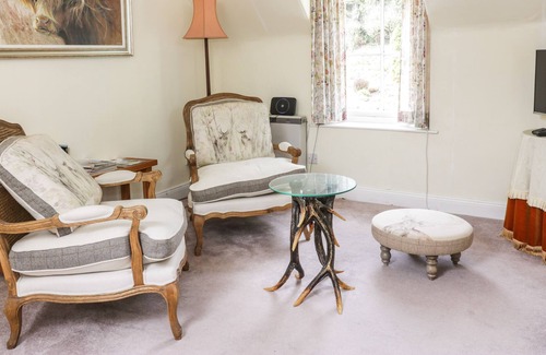 Jedburgh Apartment | THE HAYLOFT APARTMENT, romantic, with a garden in Jedburgh