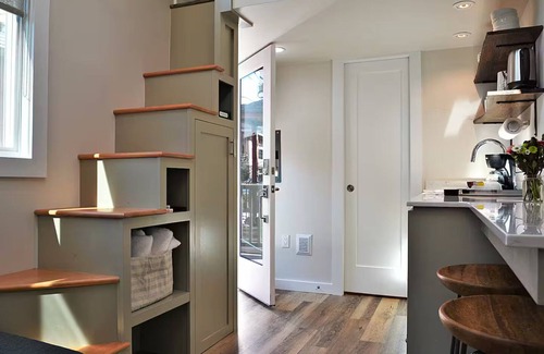 Alphabet Historic District Hotel | The Henry - Cozy Tiny House - AC, Free Parking, Walk Score 96!