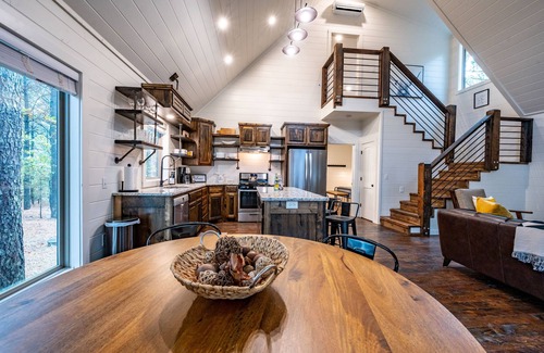 Hochatown Cabin | The Hiatus- Leave your troubles behind! 2 Bed/2 Bath modern farmhouse