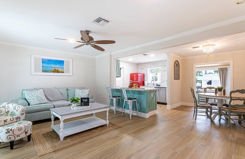 Lake Worth House | The Hidden Gem - 2 bedroom -Close to Beach