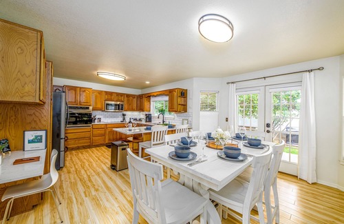 Cedaredge House | The Hidden Gem House- 3 Bedroom house with hot tub