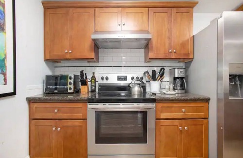West Alameda House | The Hidden Gem- Pristine Renovated Flat Near Beach