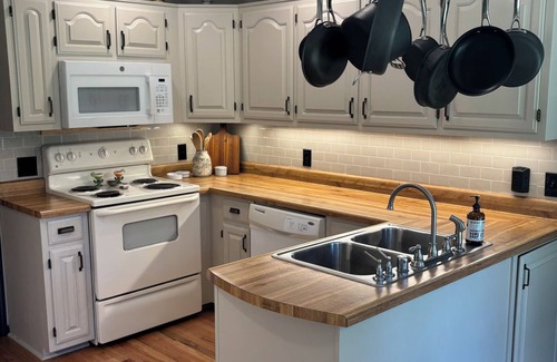 Almo Other | The Hidden Maple - 10 minutes to MSU - Pet & Kid Friendly - Secluded with Pond!