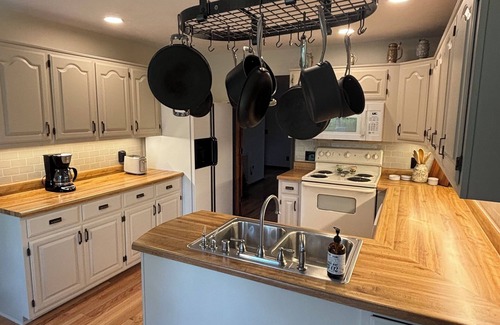 Almo Other | The Hidden Maple - 10 minutes to MSU - Pet & Kid Friendly - Secluded with Pond!