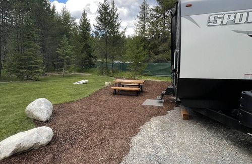 Martin City RV Rental | The Hideaway at Glacier Meadows - Luxury Camper