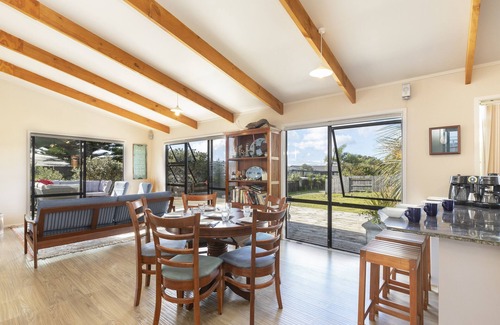 Omaha Cottage | The Hideaway - Omaha Holiday Home