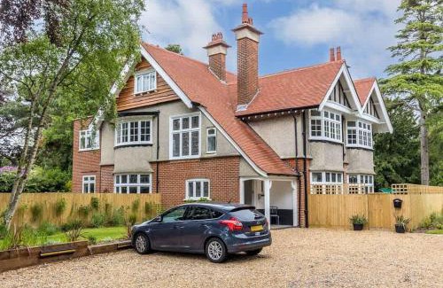 Corfe Castle Apartment | The Hideout - 20-Minute Walk to Bournemouth Gardens