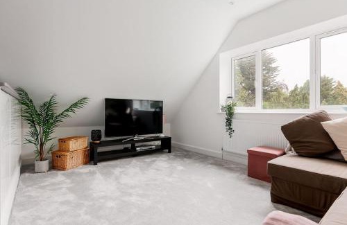 Corfe Castle Apartment | The Hideout - 20-Minute Walk to Bournemouth Gardens