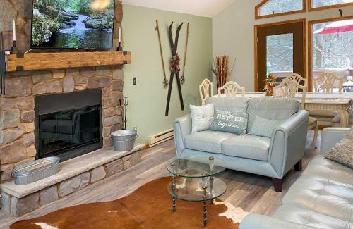 Lake Ariel House | The Hideout Cottage with Access to Lakes and Ski Slope