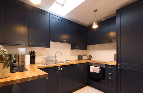 Highgate Apartment | The Highgate Hideaway - Modern & Stylish 2BDR Flat