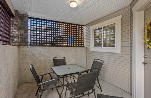 Upper Ten Oaks House | The Highlands Place | 2 Beds | 1 Bath | Guest Suite