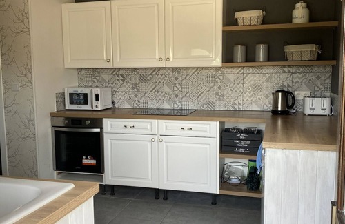 Auriac Apartment | The Hill- Appartement Avec Piscine Chauffée