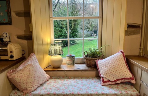 Llanfihangel Tal-y-llyn House | The Hillis Farmhouse - 6 Bed - Sleeps 11 - Pets