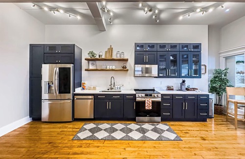 Downtown Cincinnati House | The Historic Lyric Presidential Suite