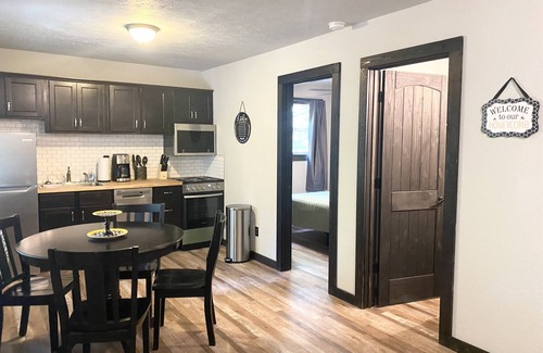 Branson Cabin | The Hive- Private cabin just one mile to SDC!