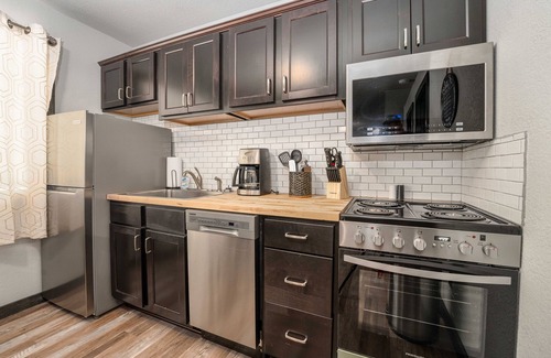 Branson Cabin | The Hive- Private cabin just one mile to SDC!