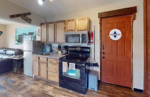 Neosho Apartment | The Hobo Hideaway B: Pet Friendly & Just Off the Neosho Square!