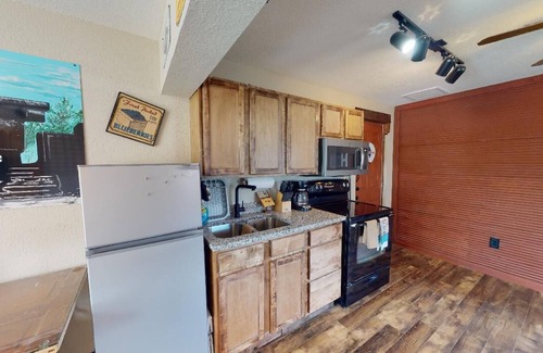 Neosho Apartment | The Hobo Hideaway B: Pet Friendly & Just Off the Neosho Square!
