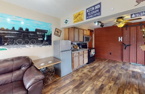 Neosho Apartment | The Hobo Hideaway B: Pet Friendly & Just Off the Neosho Square!