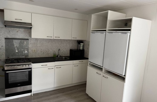 Egmond aan den Hoef House | The Hoeve'r Duinzicht vacation apartment is completely at ground level, has three comfortable bedrooms and a sheltered, green garden on the west side. Enjoy peace, space and privacy - with the beach and the cozy center in Fa