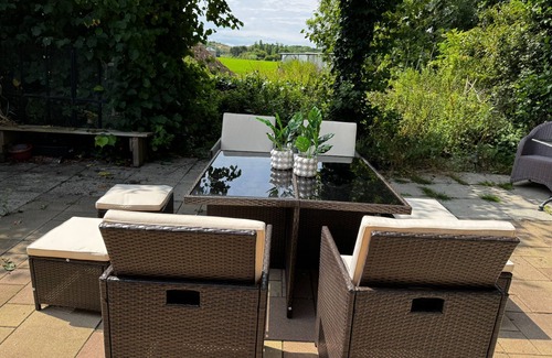 Egmond aan den Hoef House | The Hoeve'r Duinzicht vacation apartment is completely at ground level, has three comfortable bedrooms and a sheltered, green garden on the west side. Enjoy peace, space and privacy - with the beach and the cozy center in Fa