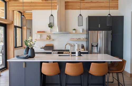 East Kootenay House | The Holiday House - Spectacular Views - Lakefront - Hot Tub