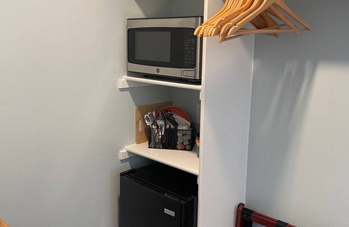 Palisade Hotel | The Homestead- 6 Bedroom/Bathroom Motel- Pet Friendly- Entire Property