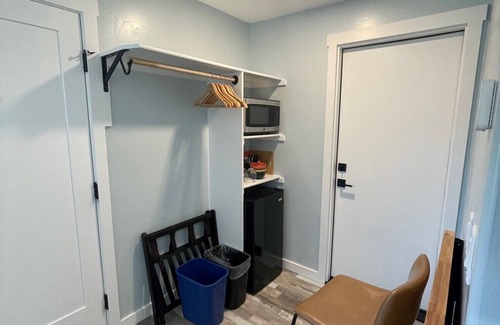 Palisade Hotel | The Homestead- 6 Bedroom/Bathroom Motel- Pet Friendly- Entire Property