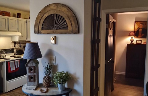 Corbin Cabin | The Horseshoe Pond Cabin-15 min to historic Fredericksburg or Kings Dominion VA