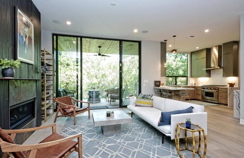 Barton Heights House | The House of Yes- Luxury Urban Farm House. Walking distance to downtown