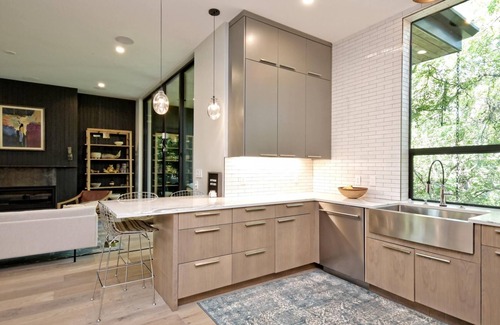 Barton Heights House | The House of Yes- Luxury Urban Farm House. Walking distance to downtown