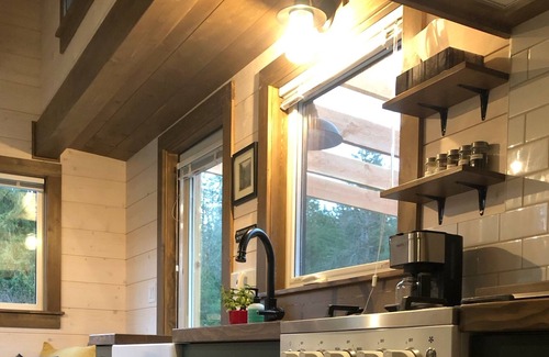 Courtenay House | The Hummingbird - On Quiet Country Acreage - With A/C