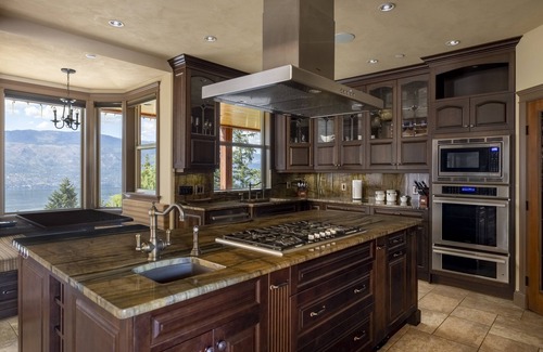 Central Okanagan Villa | The Hunter's House !