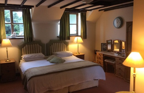 Middlemarsh Hotel | The Hunters Moon
