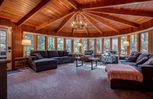 Lake Harmony House | The HYLANDS - Stunning Unique Mountain Home - Spa