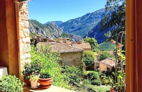 Castellane Apartment | The ideal location to explore the Verdon, Studio & Private rooms with bathroom