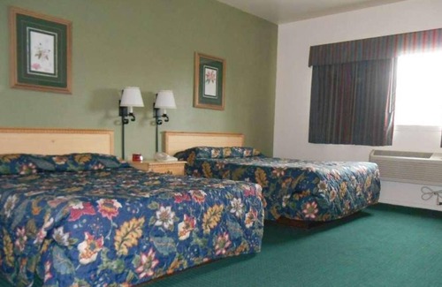 Enumclaw House | The Ideal Mix of Value, Comfort, and Convenience! Free Parking, Pet-friendly