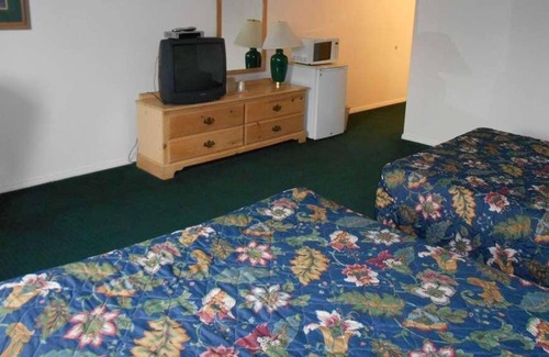 Enumclaw House | The Ideal Mix of Value, Comfort, and Convenience! Free Parking, Pet-friendly