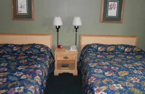 Enumclaw House | The Ideal Mix of Value, Comfort, and Convenience! Free Parking, Pet-friendly