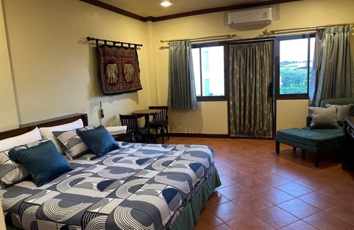 Mak Khaeng Hotel | The Irish Clock