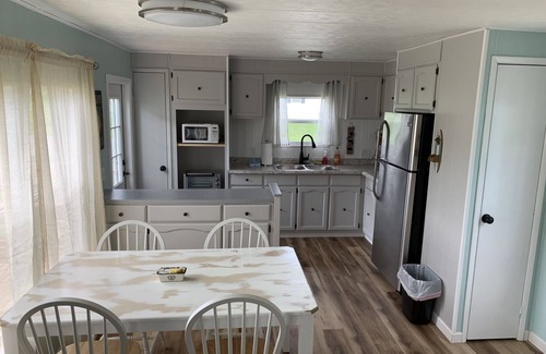 Frontenac Cottage | The Island Bay Waterfront cottage