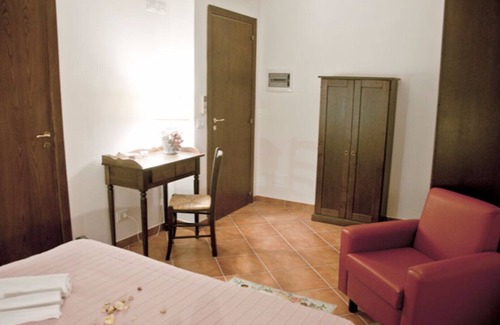 Laureana Cilento House | The Rose Room